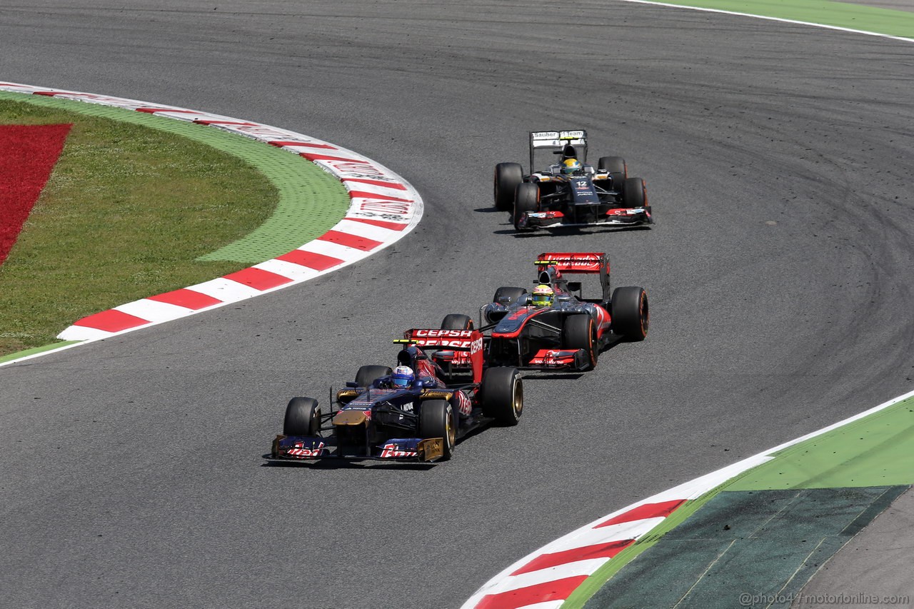 GP SPAGNA, 12.05.2013-  Gara, Daniel Ricciardo (AUS) Scuderia Toro Rosso STR8 davanti a Lewis Hamilton (GBR) Mercedes AMG F1 W04 