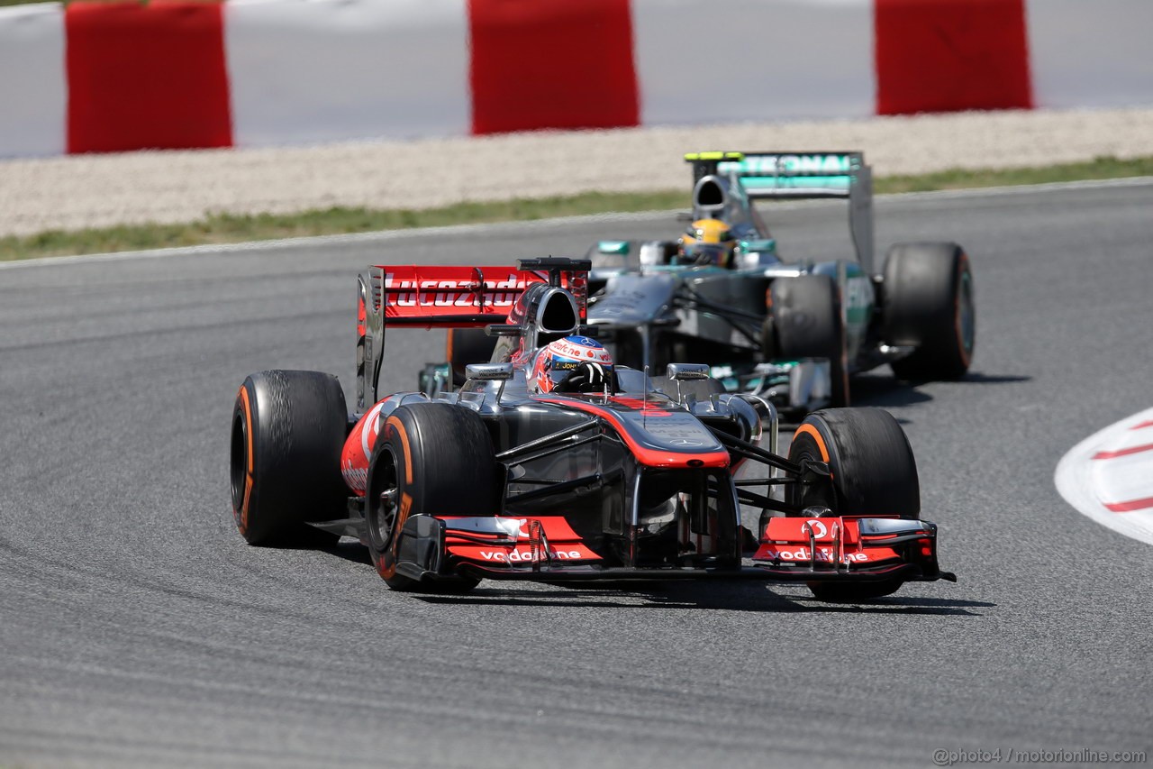 GP SPAGNA, 12.05.2013-  Gara, Jenson Button (GBR) McLaren Mercedes MP4-28 davanti a Lewis Hamilton (GBR) Mercedes AMG F1 W04 