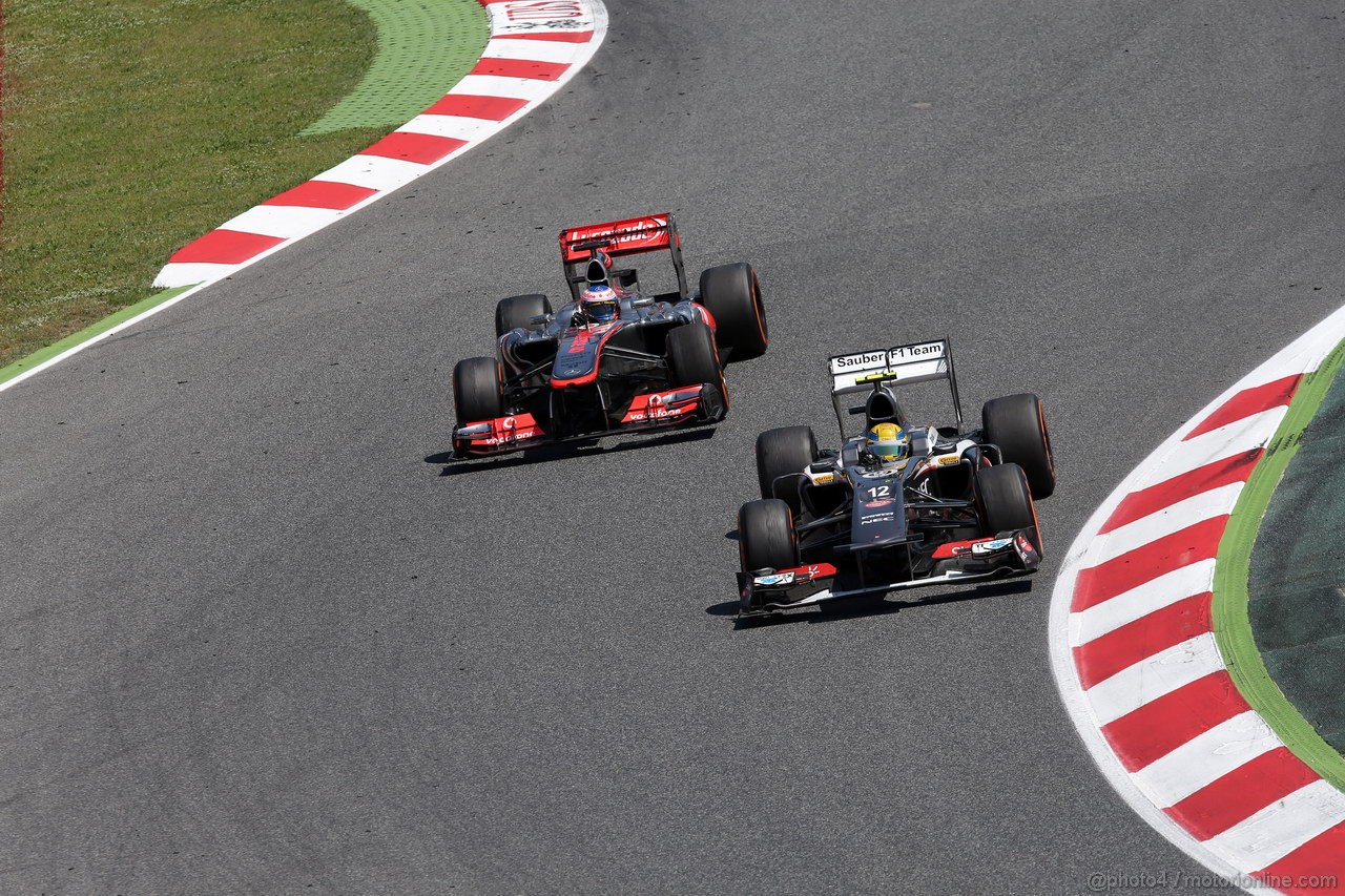 GP SPAGNA, 12.05.2013-  Gara, Esteban Gutierrez (MEX), Sauber F1 Team C32 e Jenson Button (GBR) McLaren Mercedes MP4-28 