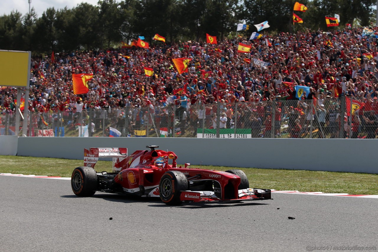 GP SPAGNA, 12.05.2013-  Gara, Fernando Alonso (ESP) Ferrari F138 vincitore with the spain flag