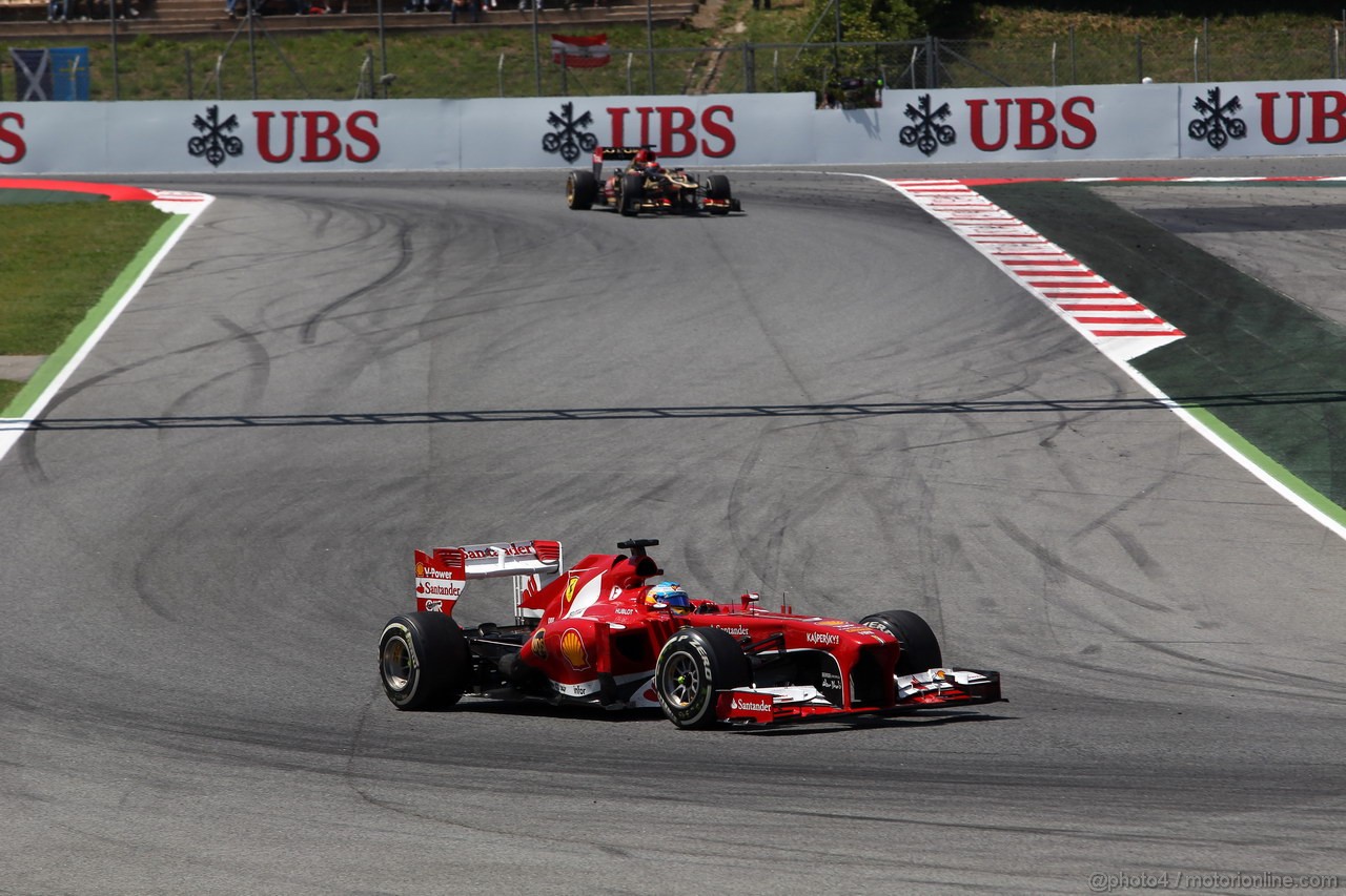 GP SPAGNA, 12.05.2013-Gara, Fernando Alonso (ESP) Ferrari F138 davanti a Kimi Raikkonen (FIN) Lotus F1 Team E21 
