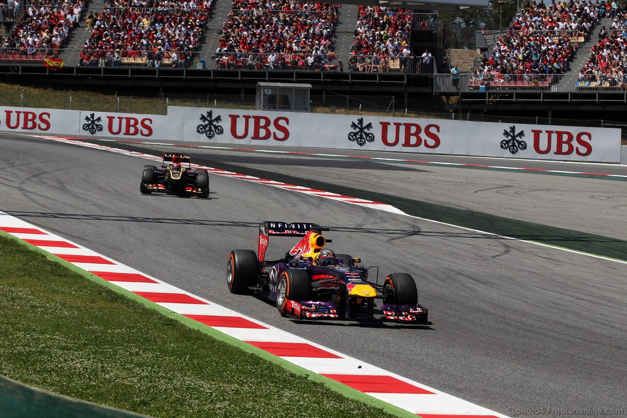 GP SPAGNA, 12.05.2013-Gara, Sebastian Vettel (GER) Red Bull Racing RB9 davanti a Kimi Raikkonen (FIN) Lotus F1 Team E21 