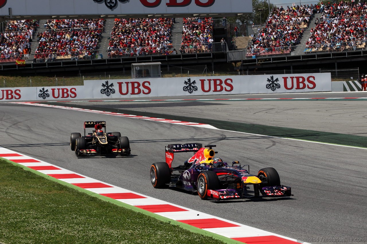 GP SPAGNA, 12.05.2013-Gara, Sebastian Vettel (GER) Red Bull Racing RB9 davanti a Kimi Raikkonen (FIN) Lotus F1 Team E21 