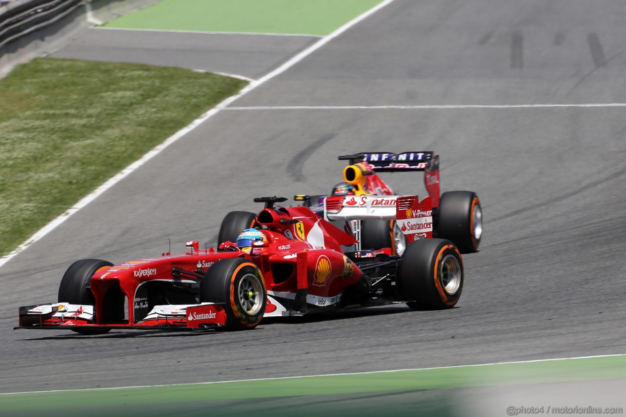 GP SPAGNA, 12.05.2013-Gara, Fernando Alonso (ESP) Ferrari F138 pass Sebastian Vettel (GER) Red Bull Racing RB9 