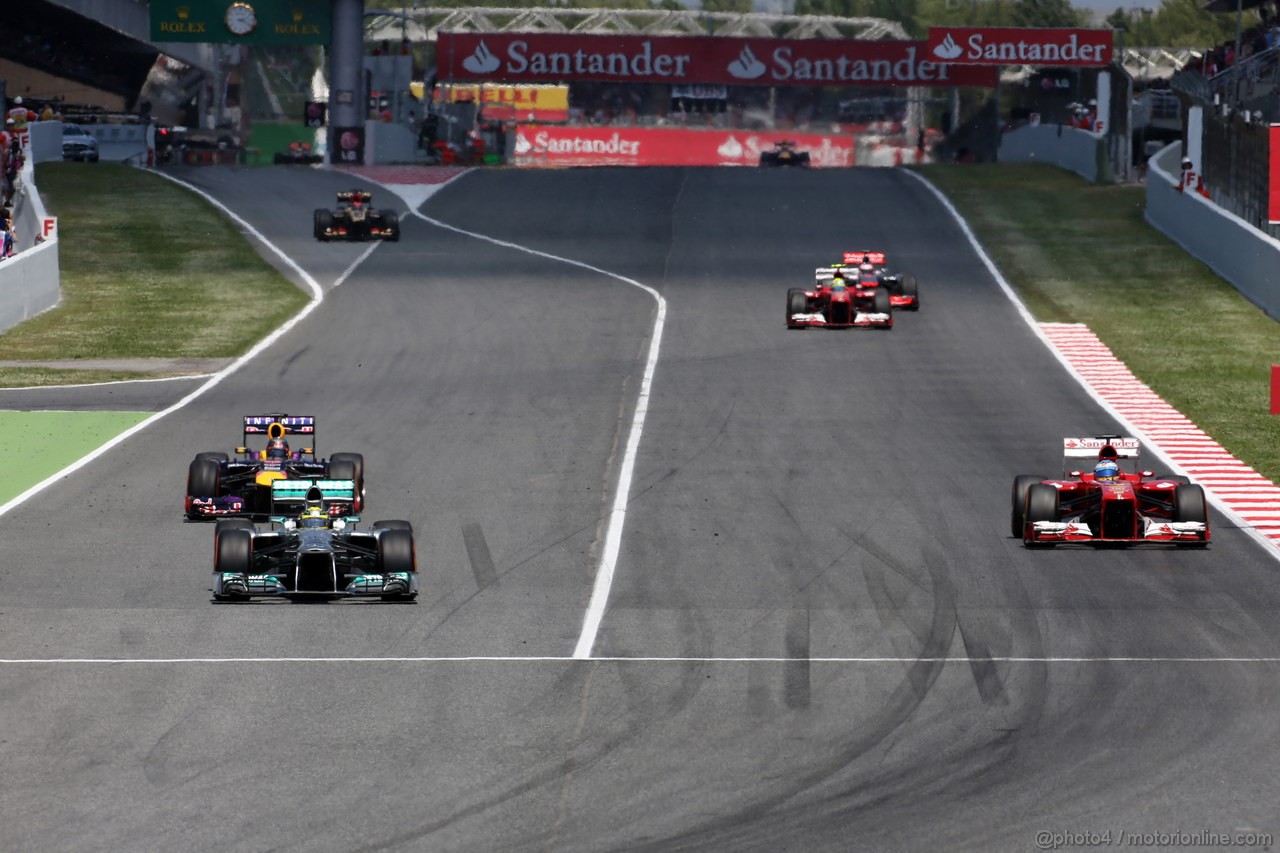 GP SPAGNA, 12.05.2013-Gara, Sebastian Vettel (GER) Red Bull Racing RB9 e Fernando Alonso (ESP) Ferrari F138 
