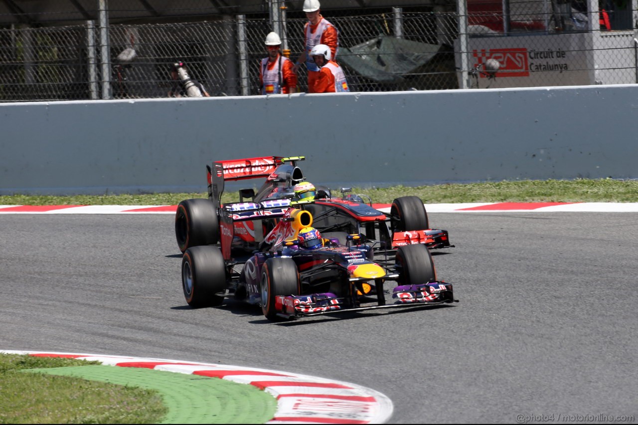 GP SPAGNA, 12.05.2013-Gara, Mark Webber (AUS) Red Bull Racing RB9 e Sergio Perez (MEX) McLaren MP4-28 