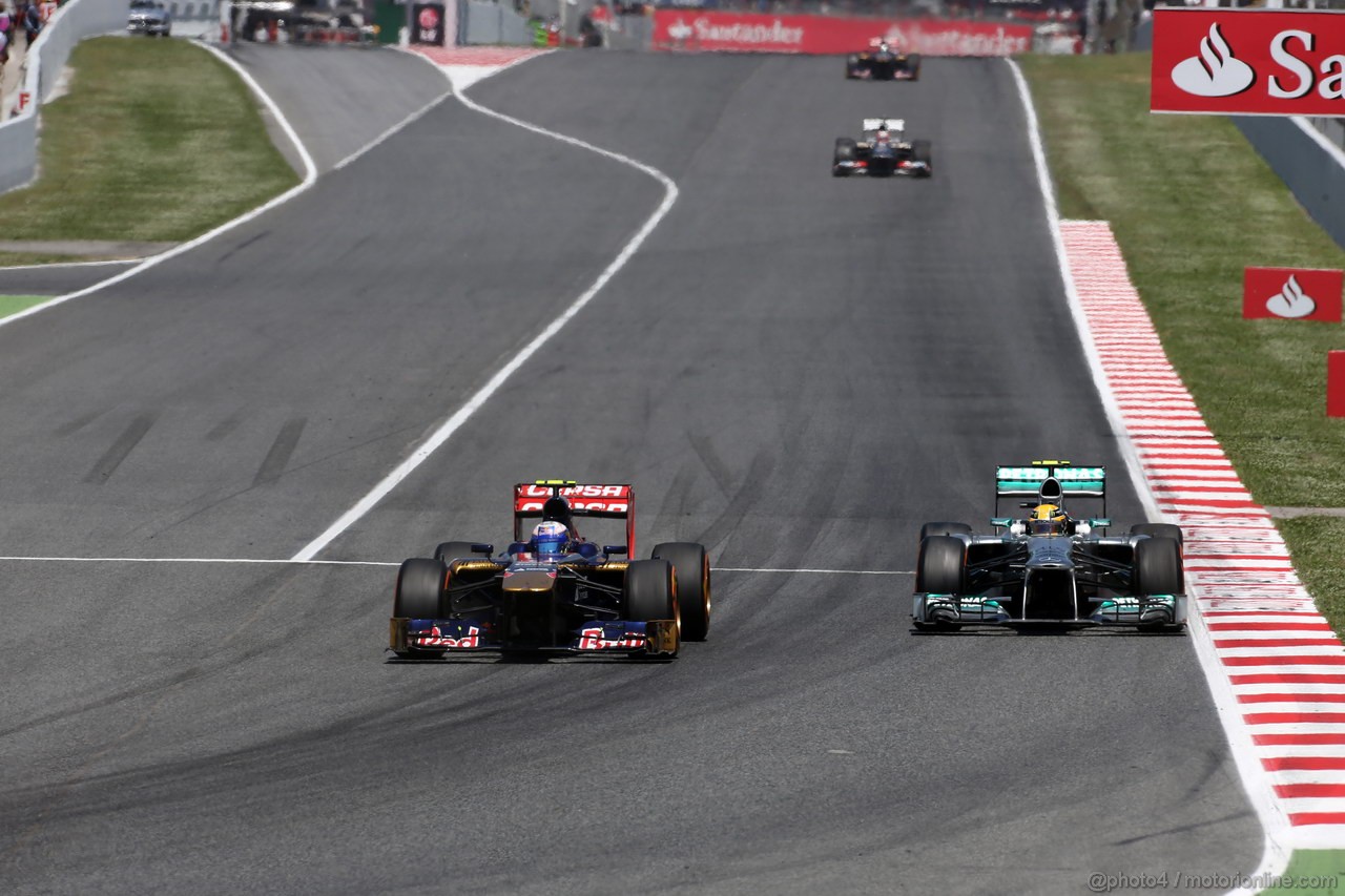 GP SPAGNA, 12.05.2013-Gara, Daniel Ricciardo (AUS) Scuderia Toro Rosso STR8 e Lewis Hamilton (GBR) Mercedes AMG F1 W04 