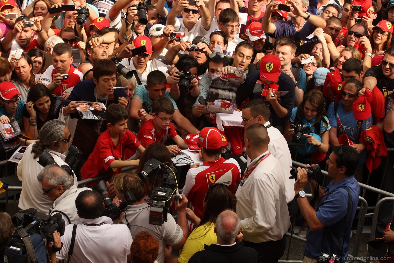 GP SPAGNA, 09.05.2013- Autograph session, Fernando Alonso (ESP) Ferrari F138 