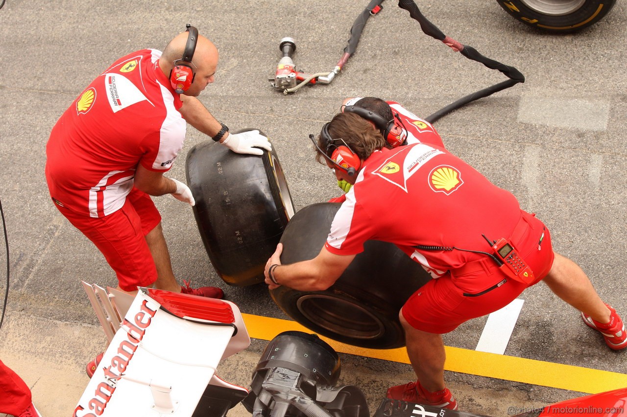 GP SPAGNA, 09.05.2013- Autograph session, Pirelli Tyres of Ferrari