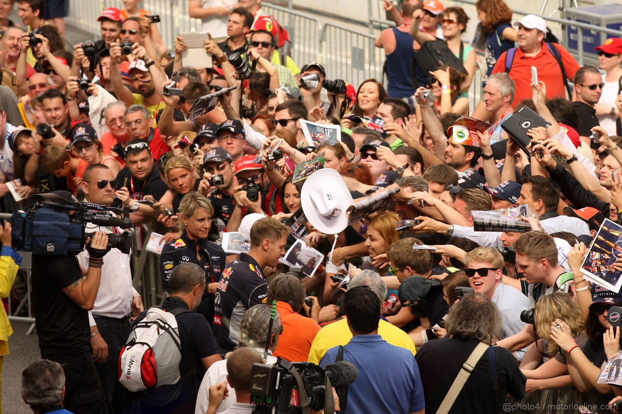 GP SPAGNA, 09.05.2013- Autograph session, Sebastian Vettel (GER) Red Bull Racing RB9