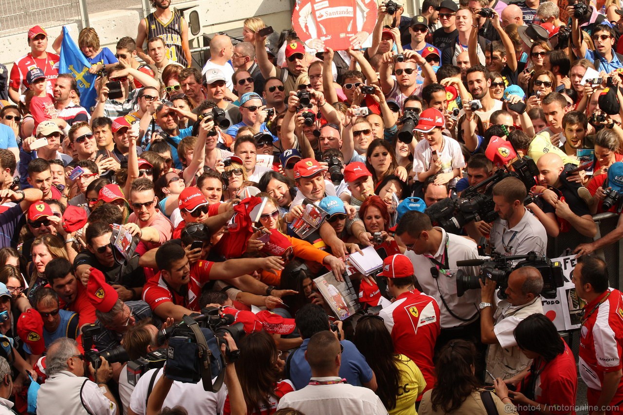GP SPAGNA, 09.05.2013- Autograph session, Fernando Alonso (ESP) Ferrari F138