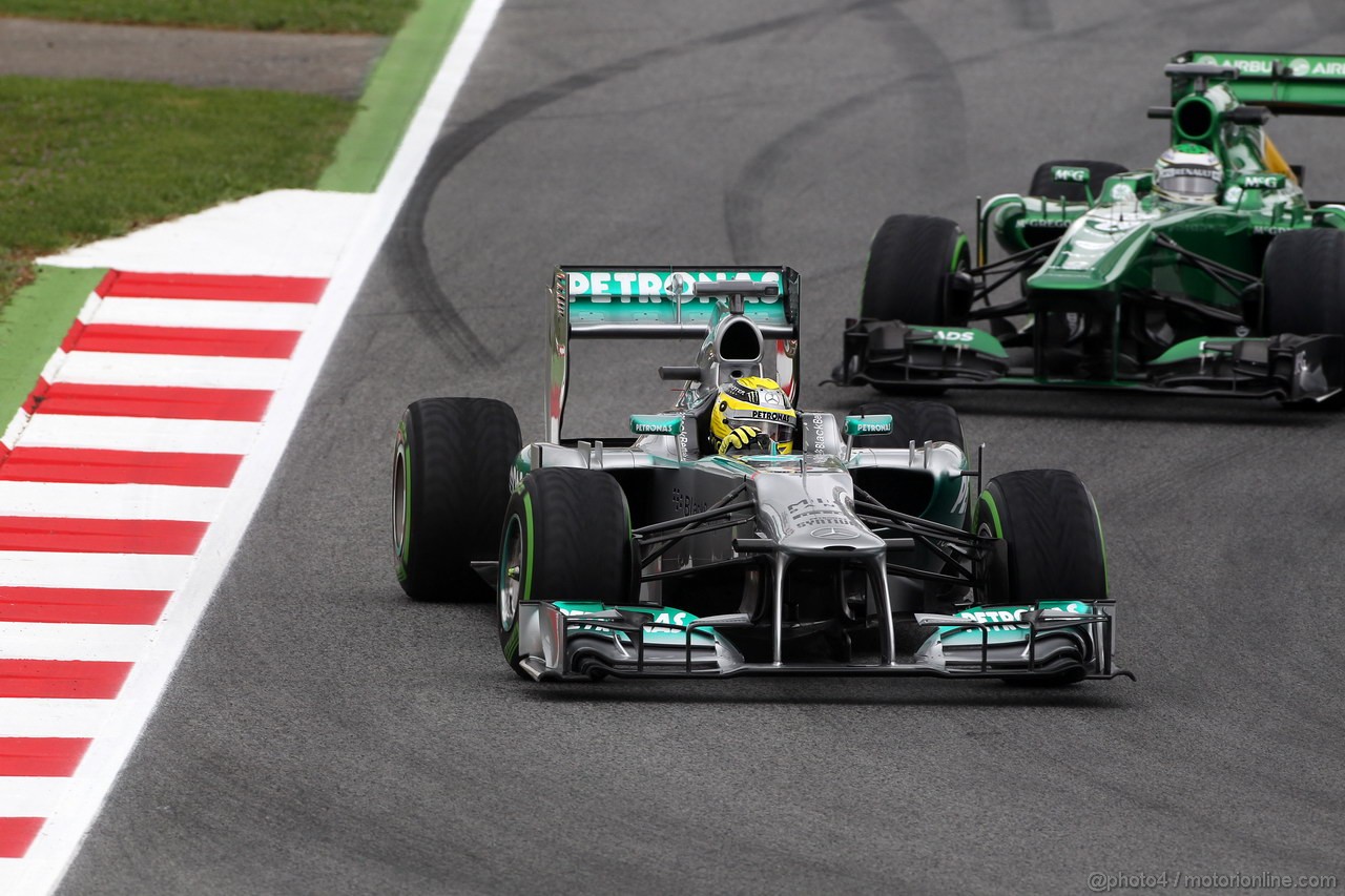 GP SPAGNA, 10.05.2013- Prove Libere 1, Nico Rosberg (GER) Mercedes AMG F1 W04 davanti a Giedo Van der Garde (NED), Caterham F1 Team CT03 