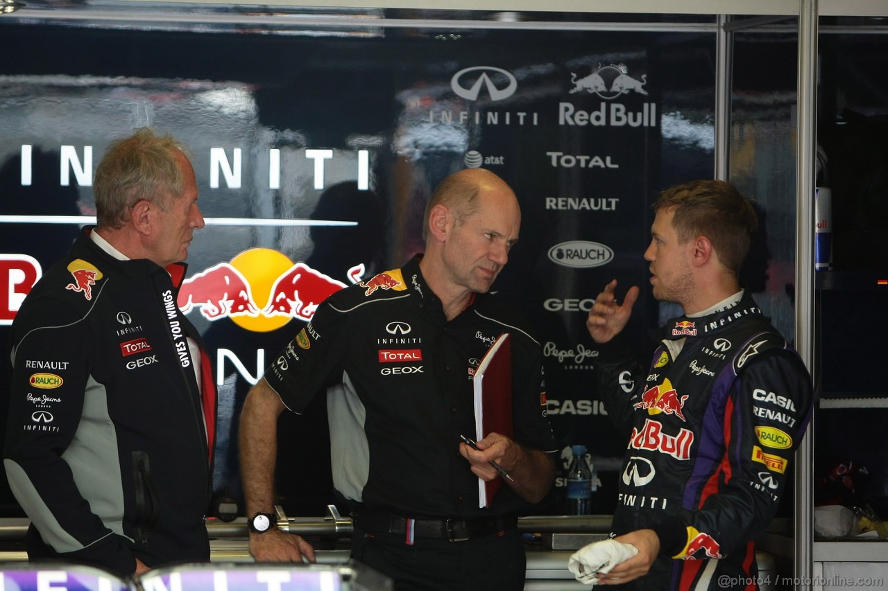 GP SPAGNA, 10.05.2013- (L-D) Helmut Marko (AUT), Red Bull Racing, Red Bull Advisor, Adrian Newey (GBR), Red Bull Racing , Technical Operations Directorand Sebastian Vettel (GER) Red Bull Racing RB9 