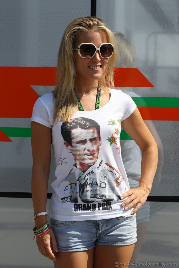 GP UNGHERIA, 28.07.2013- Gara, Adrian Sutil (GER), Sahara Force India F1 Team VJM06 girlfriend dressing the t-shitr for celebrate 100th race of Adrian