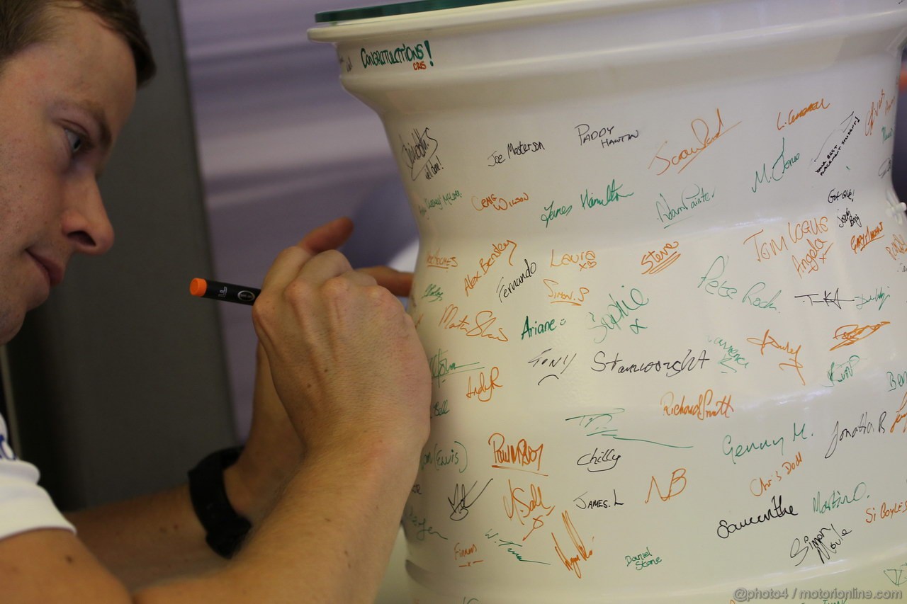 GP UNGHERIA, 28.07.2013- Gara, Force India mechanic  is signing a wheel for celebrate the 100th race of Adrian Sutil (GER), Sahara Force India F1 Team VJM06