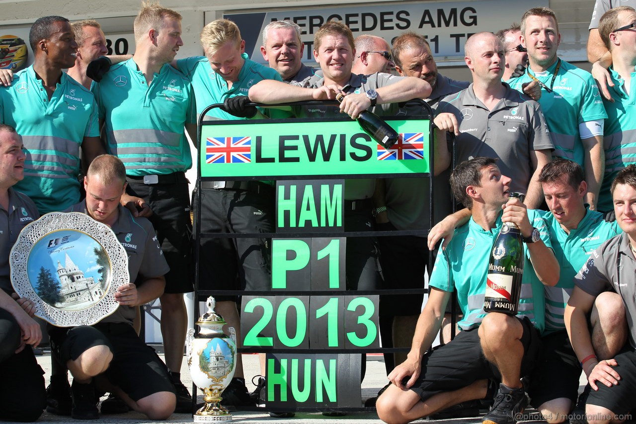 GP UNGHERIA, 28.07.2013- celebration for the victory, Lewis Hamilton (GBR) Mercedes AMG F1 W04, Nico Rosberg (GER) Mercedes AMG F1 W04 e all Mercedes team mebers