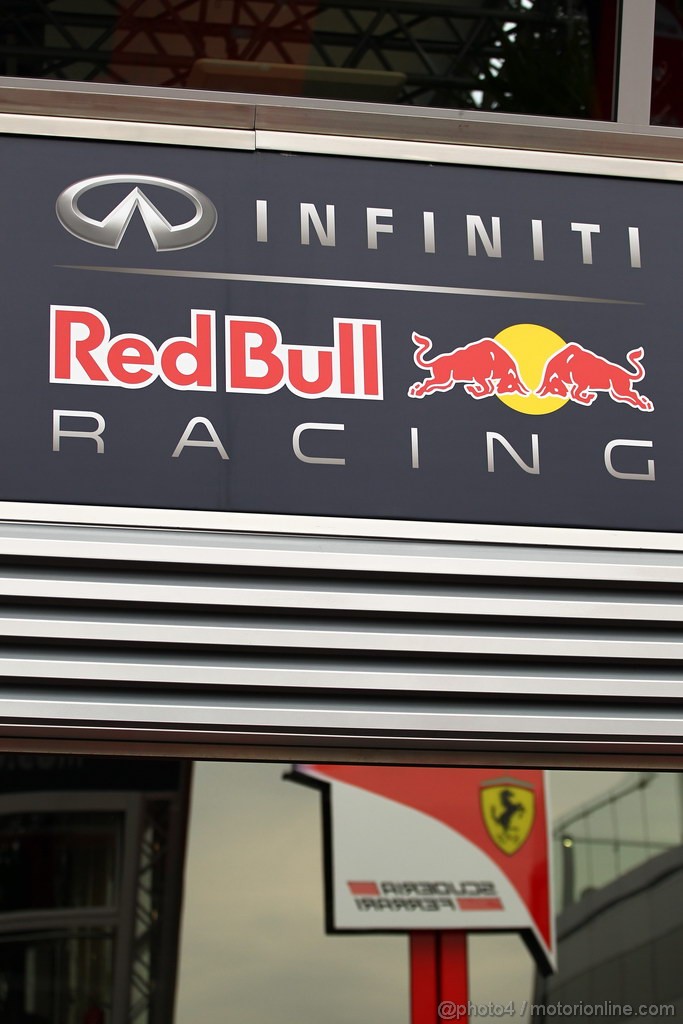 GP UNGHERIA, 25.07.2013- Ferrari logo in Redbull Hospitaly mirror