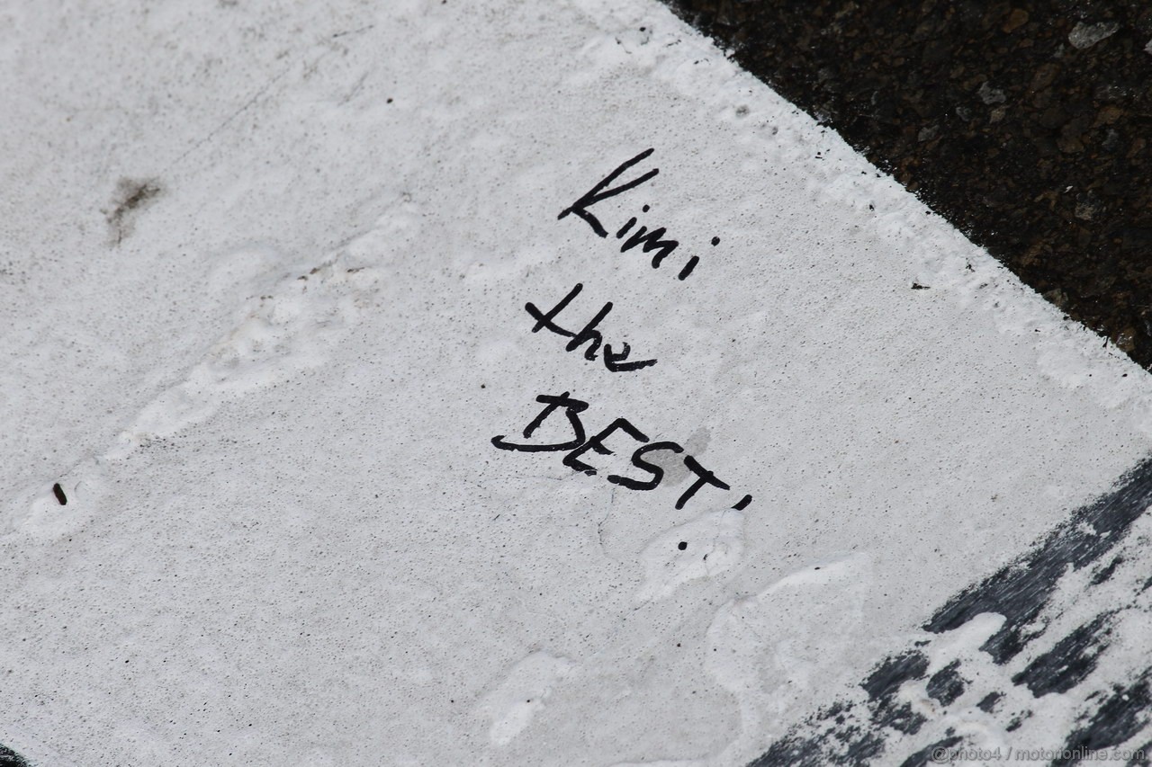GP UNGHERIA, 27.07.2013- A fan of Kimi Raikkonen (FIN) Lotus F1 Team E21 write a message on the finish line