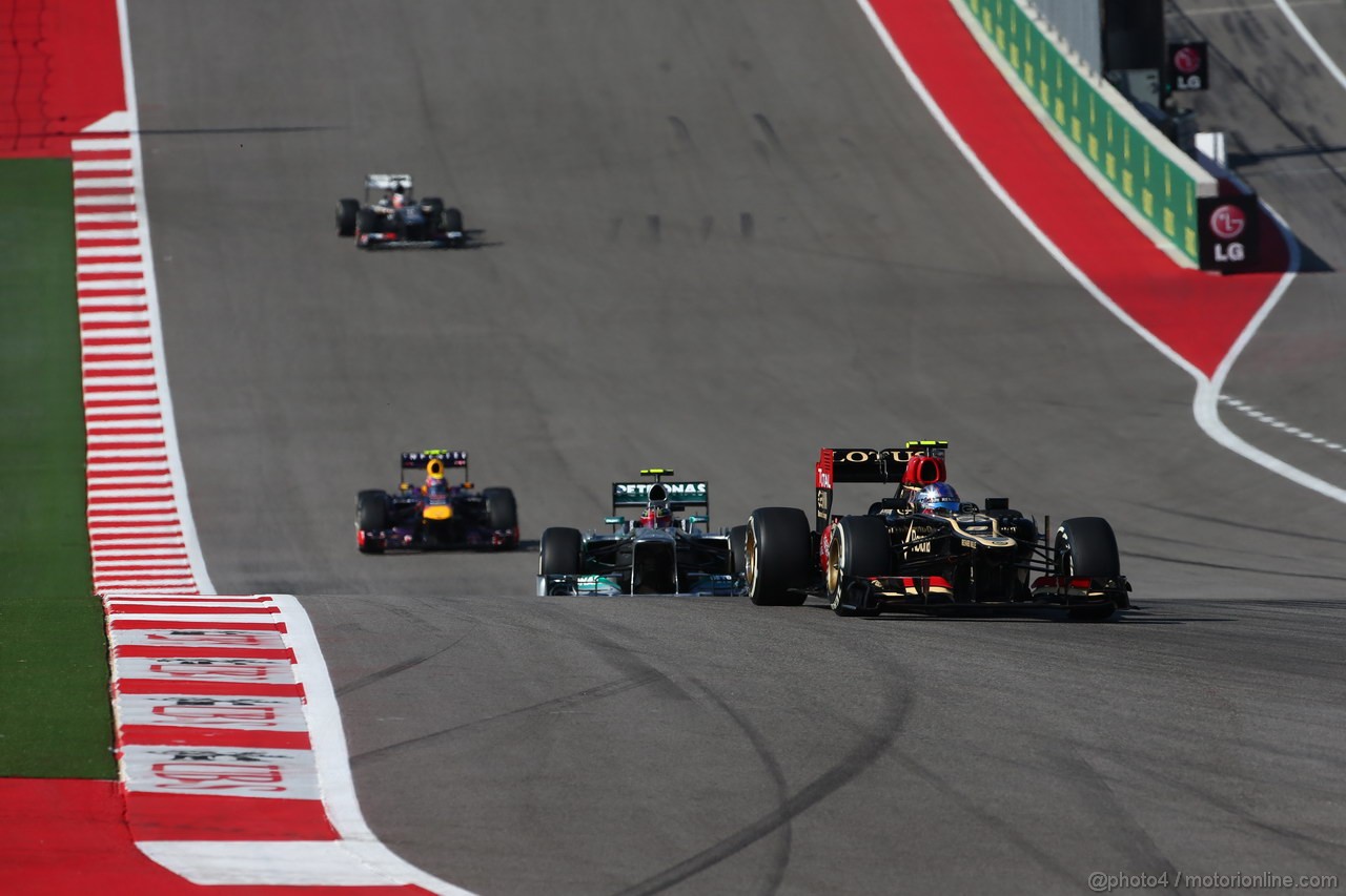 GP USA, 17.11.2013- Gara, Romain Grosjean (FRA) Lotus F1 Team E21 davanti a Lewis Hamilton (GBR) Mercedes AMG F1 W04 