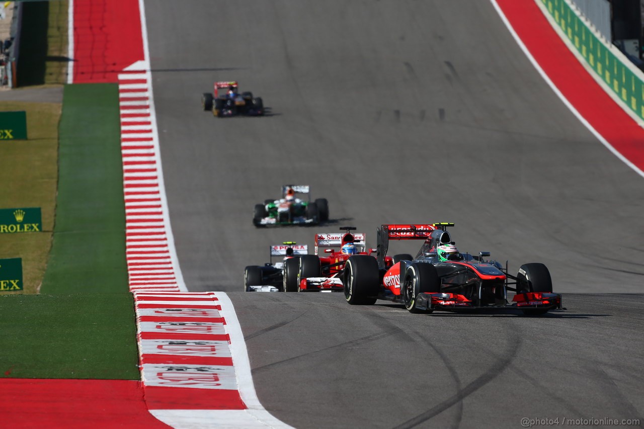 GP USA, 17.11.2013- Gara, Sergio Perez (MEX) McLaren MP4-28 davanti a Fernando Alonso (ESP) Ferrari F138 