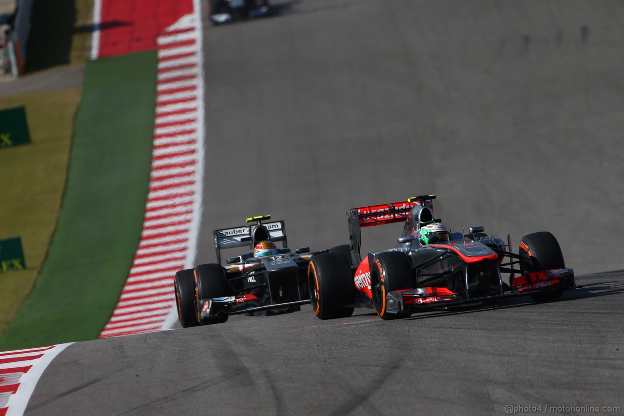 GP USA, 17.11.2013- Gara, Sergio Perez (MEX) McLaren MP4-28 davanti a Esteban Gutierrez (MEX), Sauber F1 Team C32 