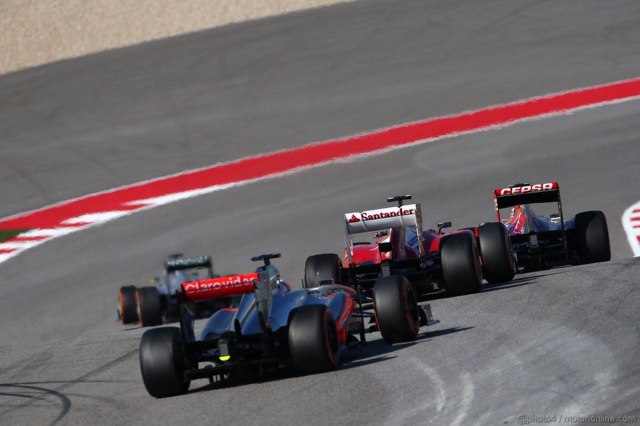 GP USA, 17.11.2013- Gara, Felipe Massa (BRA) Ferrari F138 davanti a Jenson Button (GBR) McLaren Mercedes MP4-28 