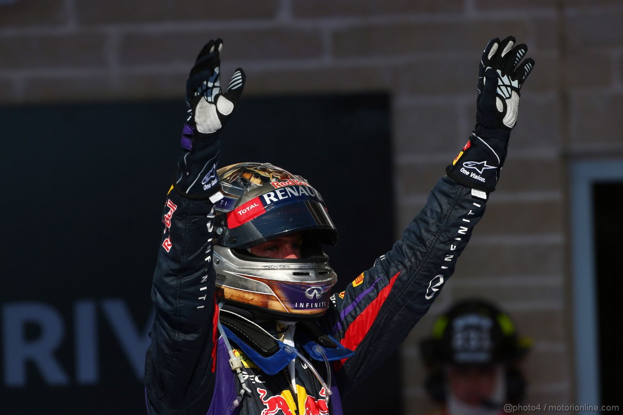 GP USA, 17.11.2013- Gara, Sebastian Vettel (GER) Red Bull Racing RB9 vincitore