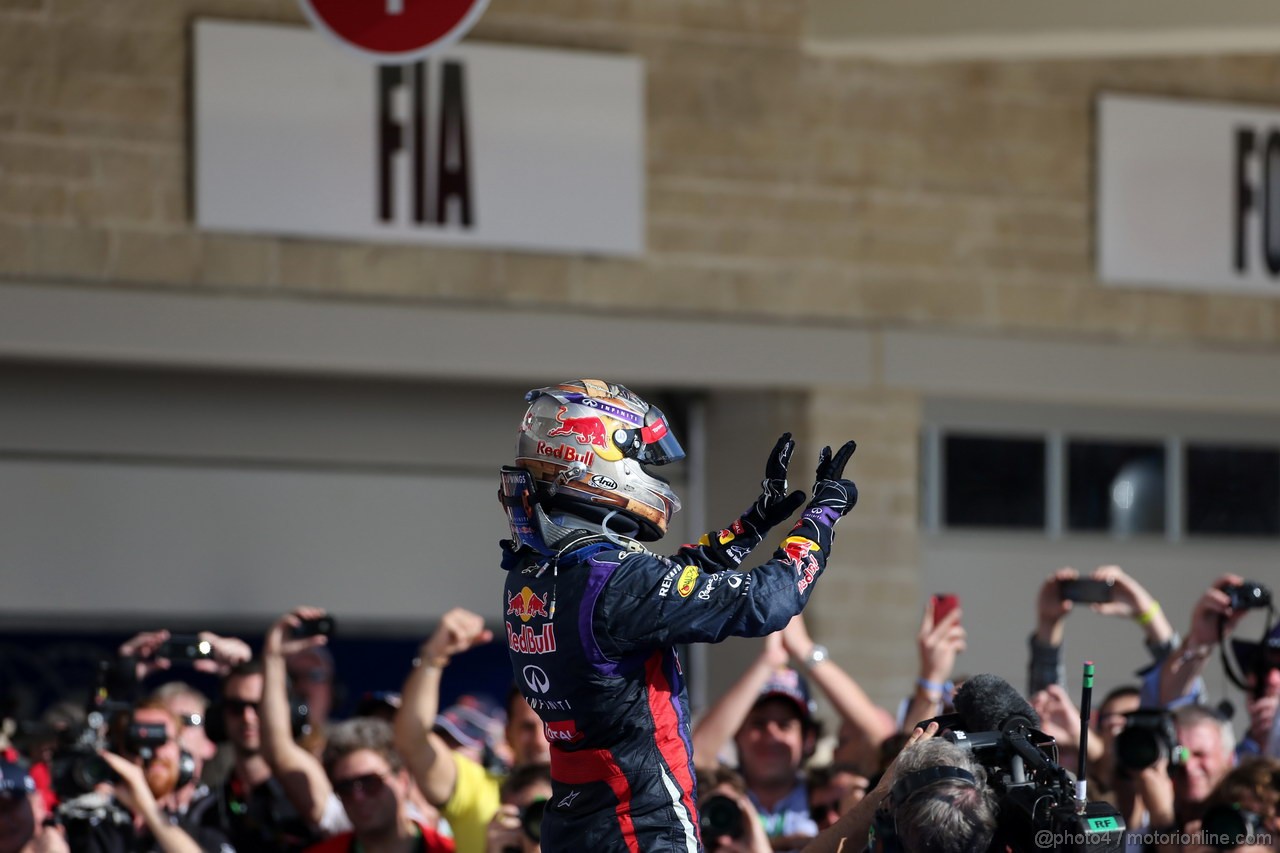 GP USA, 17.11.2013- Gara, Sebastian Vettel (GER) Red Bull Racing RB9 vincitore 