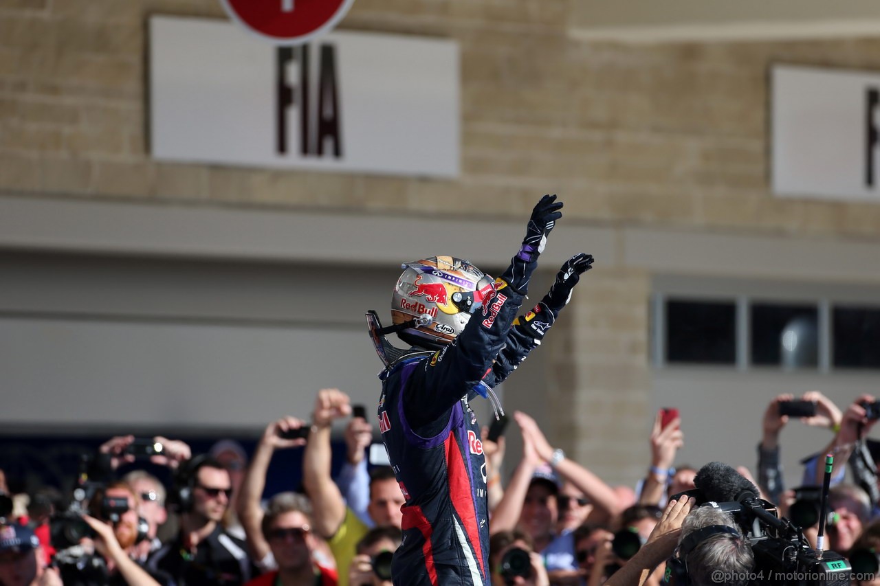 GP USA, 17.11.2013- Gara, Sebastian Vettel (GER) Red Bull Racing RB9 vincitore
