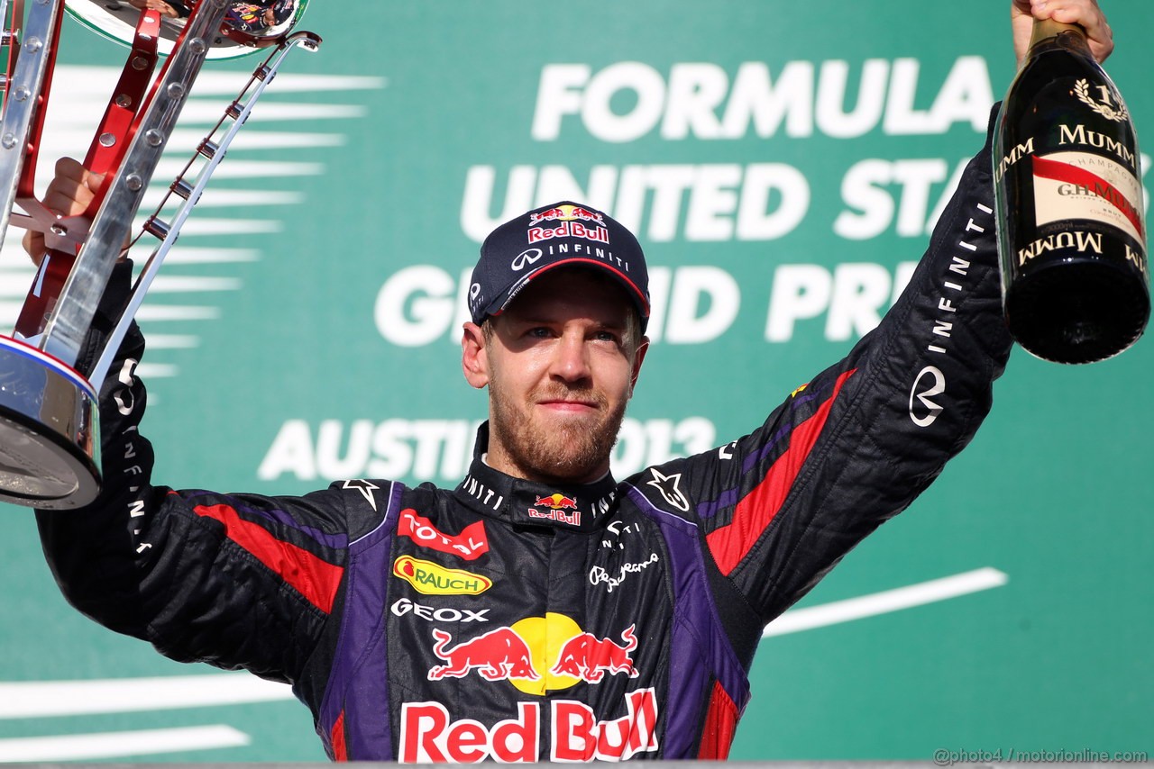 GP USA, 17.11.2013- Gara, Sebastian Vettel (GER) Red Bull Racing RB9 vincitore