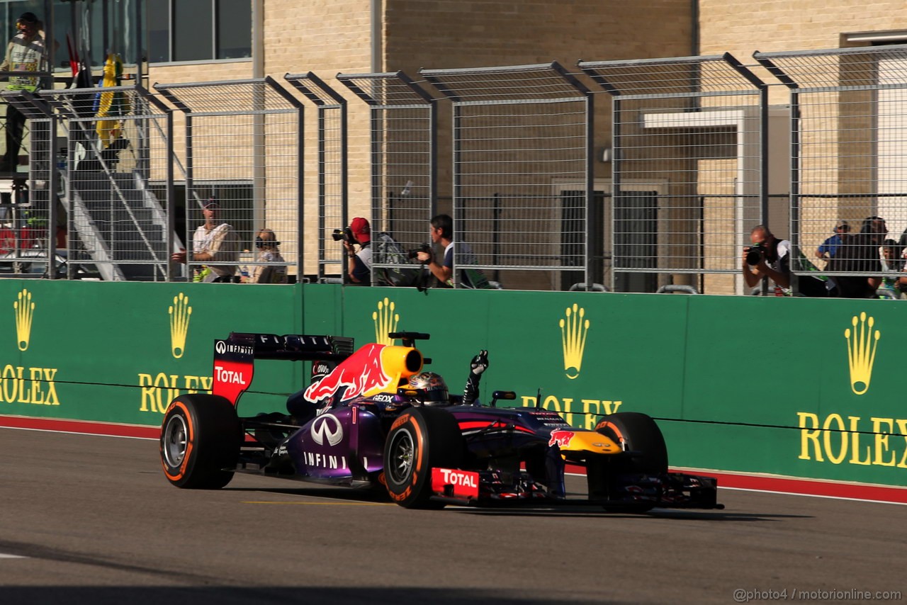 GP USA, 17.11.2013- Gara, Sebastian Vettel (GER) Red Bull Racing RB9 vincitore