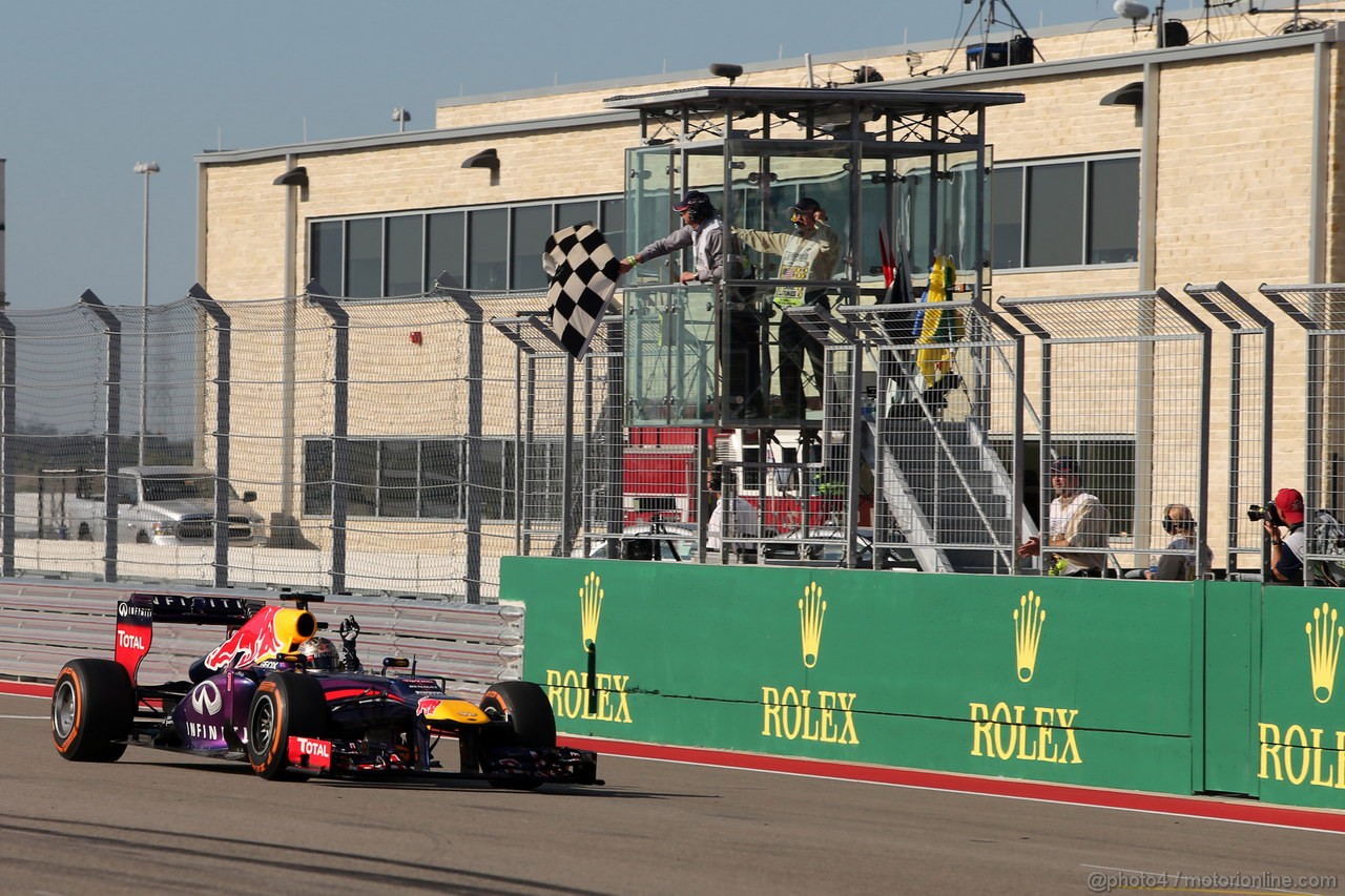 GP USA, 17.11.2013- Gara, Sebastian Vettel (GER) Red Bull Racing RB9 vincitore