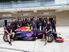 GP USA, 17.11.2013- Mark Webber (AUS) Red Bull Racing RB9 e his meccanici.