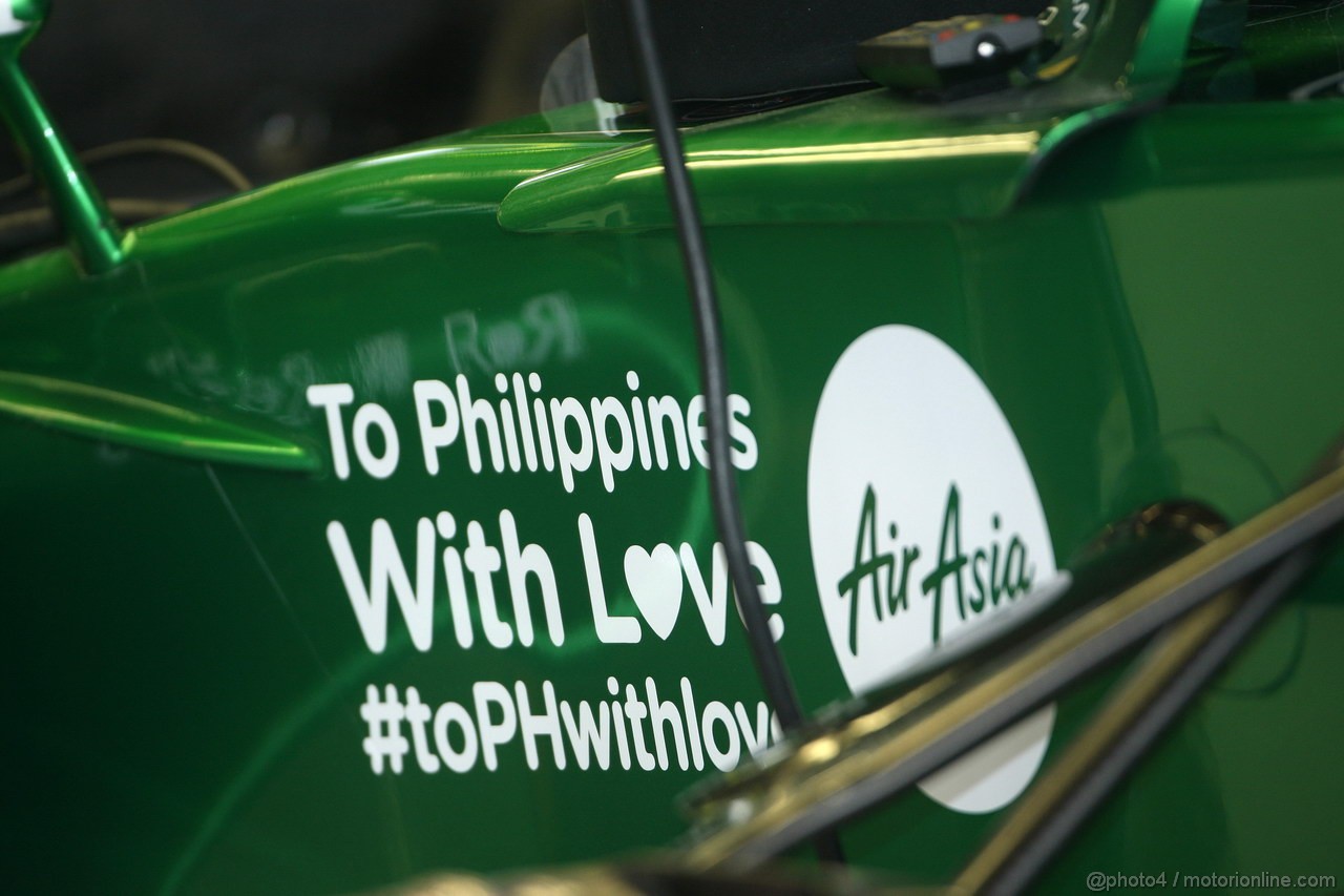 GP USA, 15.11.2013- Prove Libere 1, Caterham with the vitims of Philippines