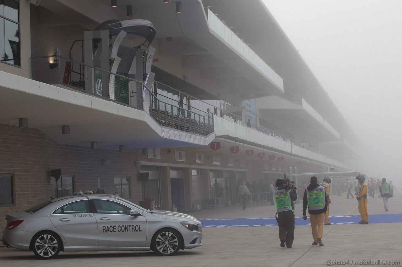 GP USA, 15.11.2013- Prove Libere 1, The pit lane this morning