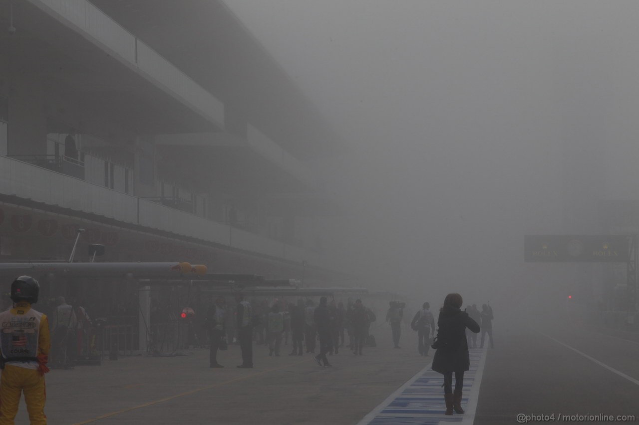 GP USA, 15.11.2013- Prove Libere 1, The pit lane this morning