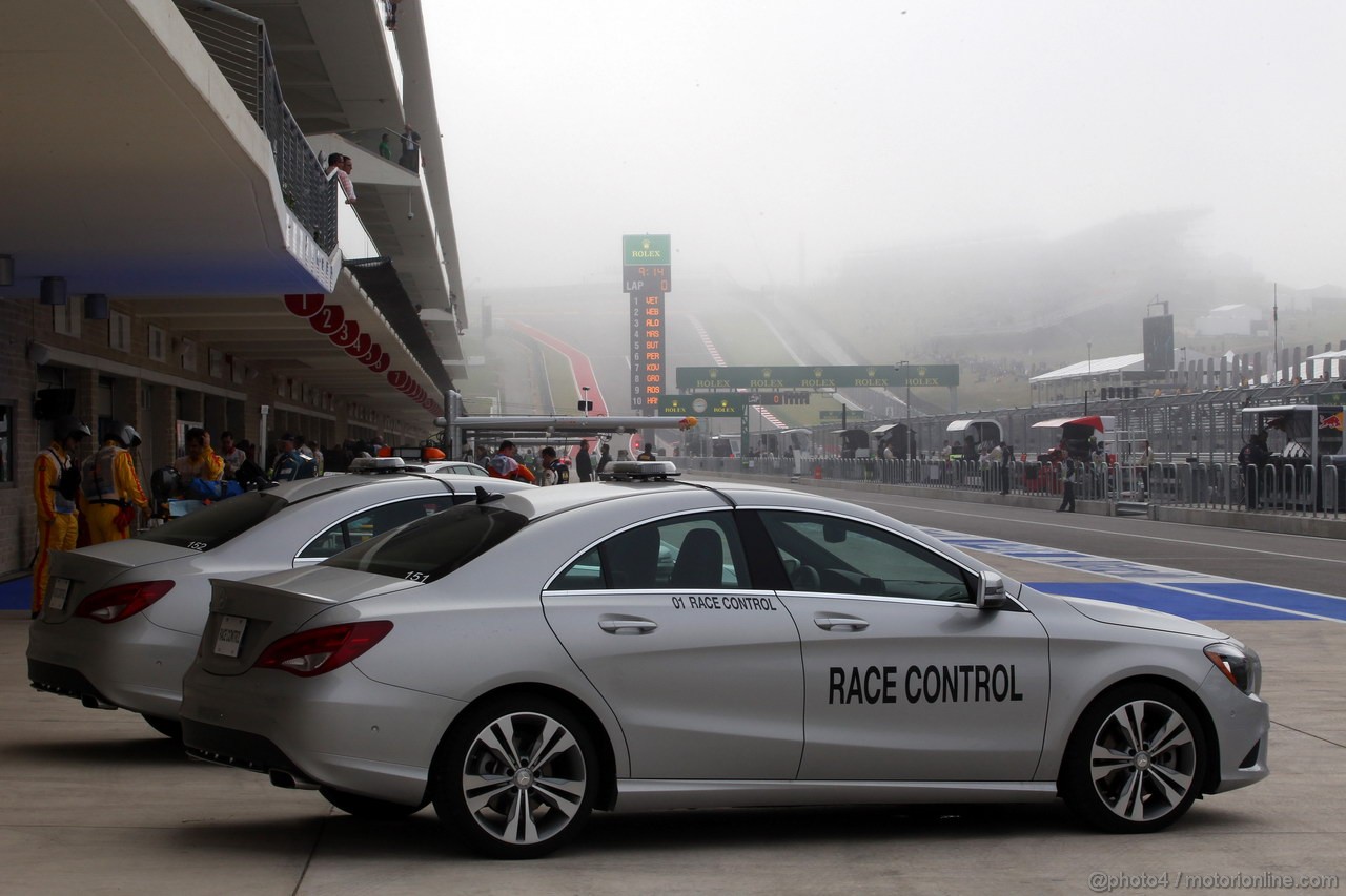 GP USA, 15.11.2013- Prove Libere 1, The pit lane this morning