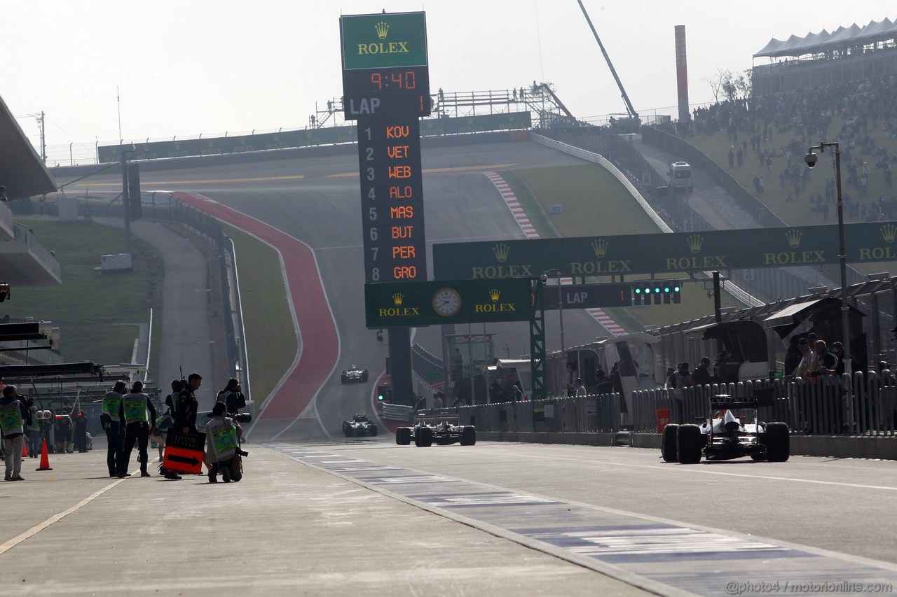 GP USA, 15.11.2013- Prove Libere 1, The pit lane this morning