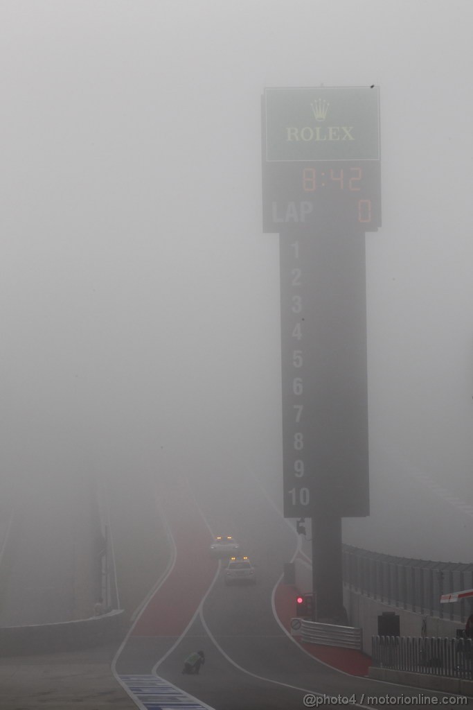 GP USA, 15.11.2013- Prove Libere 1, The pit lane this morning