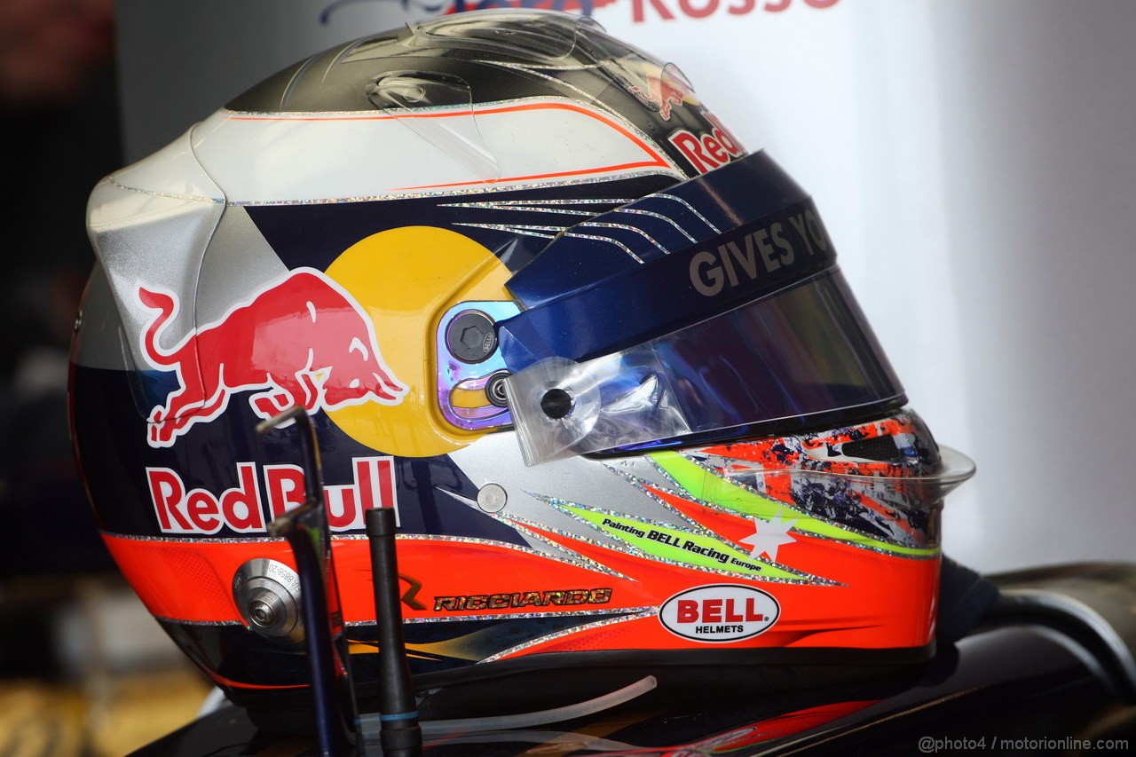 GP USA, 15.11.2013- Prove Libere 1, The helmet of Daniel Ricciardo (AUS) Scuderia Toro Rosso STR8 