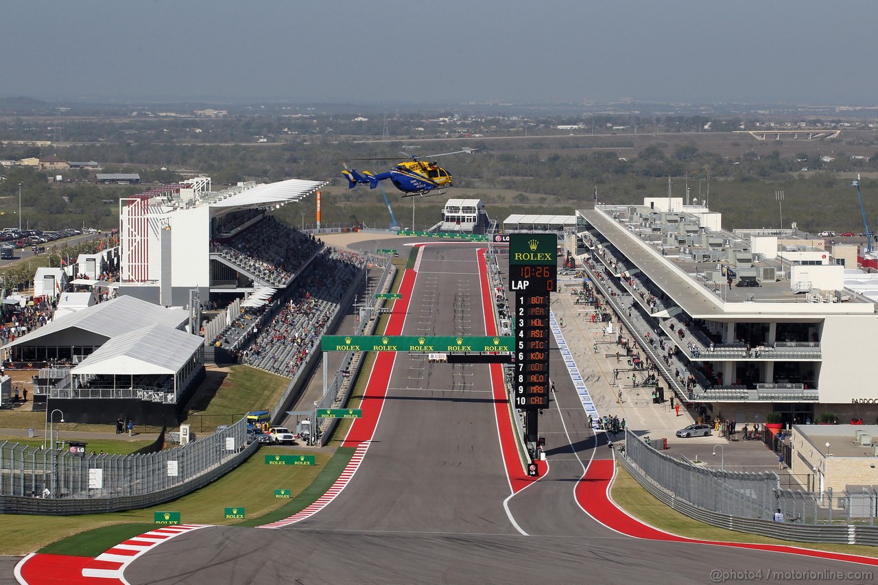 GP USA, 15.11.2013- Prove Libere 1, The Medical Helicopter arrives at the circuit allowing FP1 to recommence.