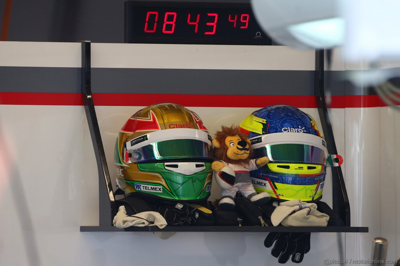 GP USA, 15.11.2013- Prove Libere 1, The helmets of Esteban Gutierrez (MEX), Sauber F1 Team C32 
