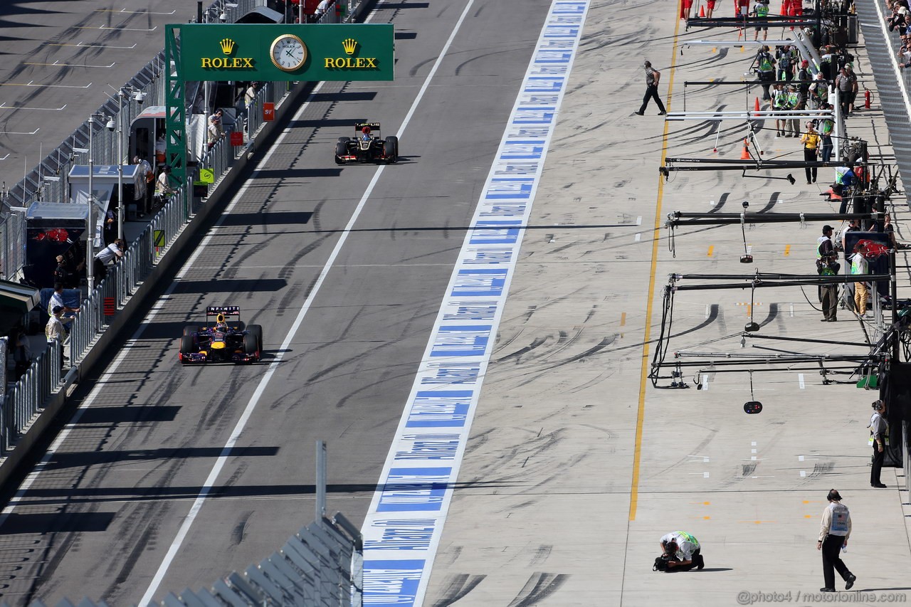 GP USA, 15.11.2013- Prove Libere 2, Sebastian Vettel (GER) Red Bull Racing RB9 davanti a Romain Grosjean (FRA) Lotus F1 Team E21 