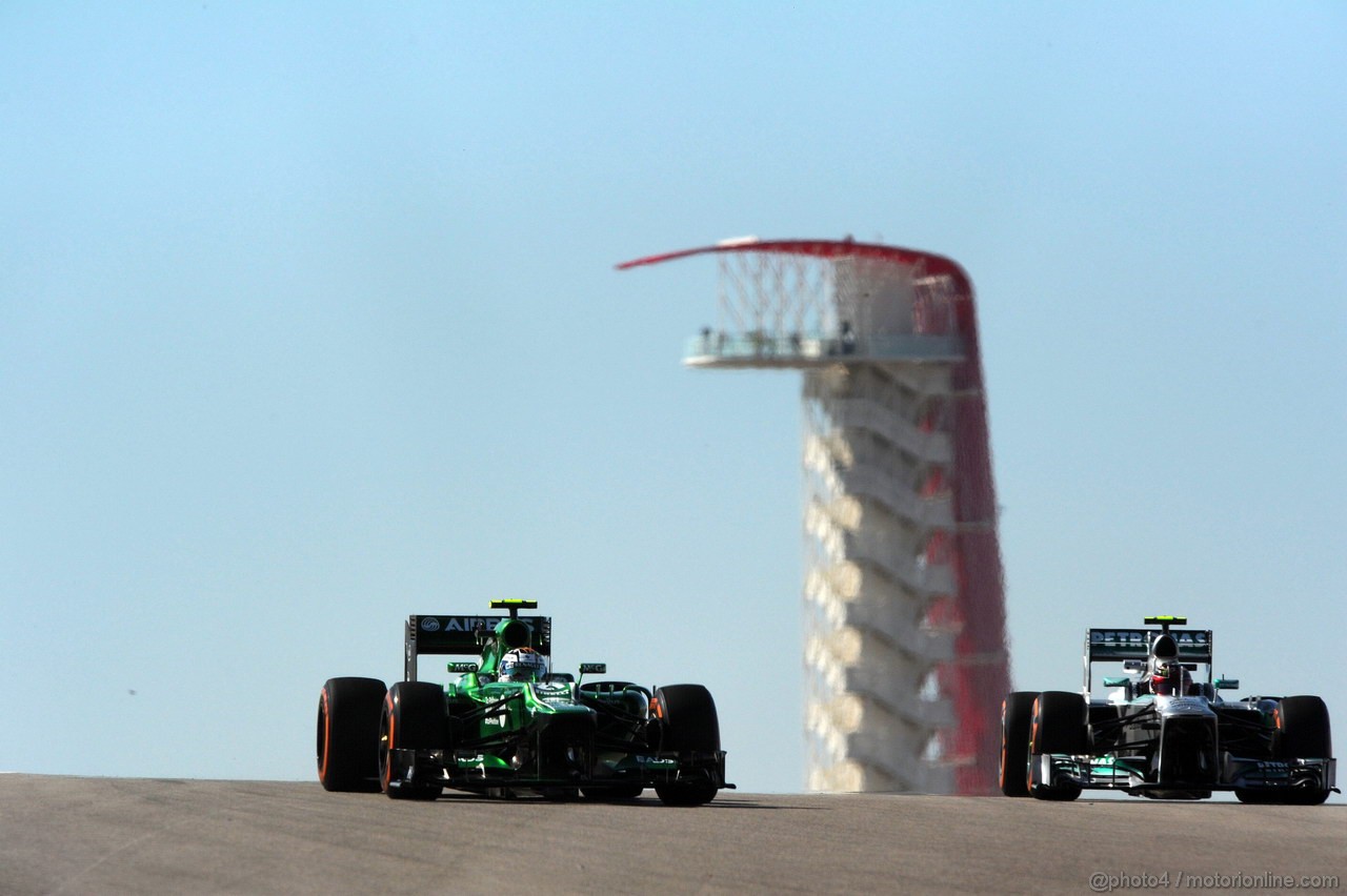 GP USA, 15.11.2013- Prove Libere 2, Giedo Van der Garde (NED), Caterham F1 Team CT03 e Lewis Hamilton (GBR) Mercedes AMG F1 W04 