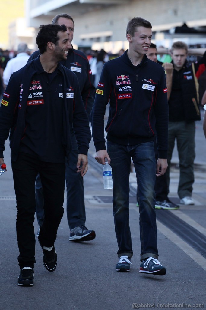 GP USA, 15.11.2013- Prove Libere 2, (L-R) Daniel Ricciardo (AUS) Scuderia Toro Rosso STR8 e Daniil Kvyat (RUS) Test Driver, Scuderia Toro Rosso STR8  