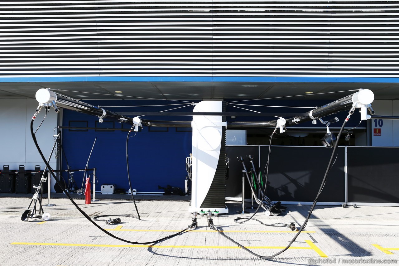 JEREZ TEST FEBBRAIO 2013, McLaren pit stop equipment.
07.02.2013. 