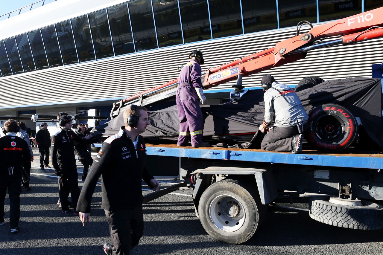 JEREZ TEST FEBBRAIO 2013, The McLaren MP4-28 of Jenson Button (GBR) McLaren returns back to the pits on the back of a truck.
