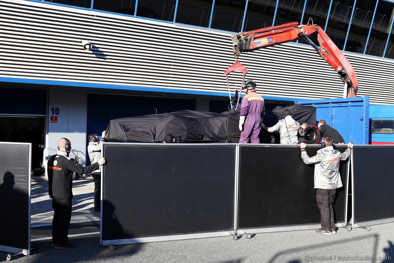 JEREZ TEST FEBBRAIO 2013, The McLaren MP4-28 of Jenson Button (GBR) McLaren returns back to the pits on the back of a truck.
