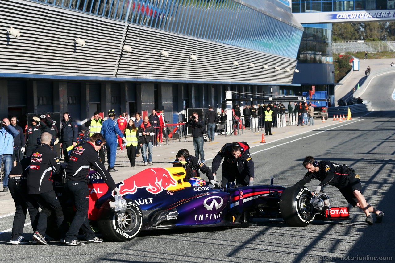 JEREZ TEST FEBBRAIO 2013, Mark Webber (AUS) Red Bull Racing pushed back in the pits.
