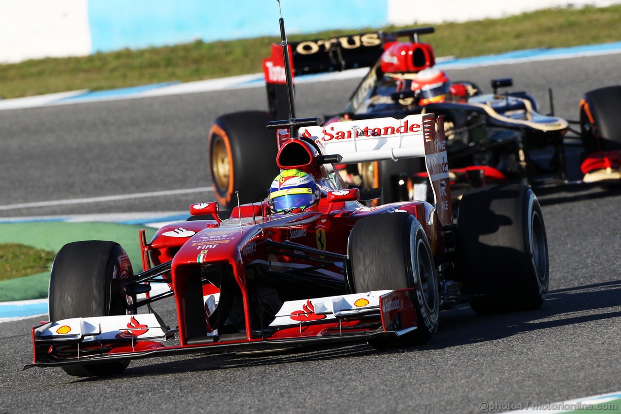 JEREZ TEST FEBBRAIO 2013, Felipe Massa (BRA) Ferrari F138 davanti a Romain Grosjean (FRA) Lotus F1 E21.
